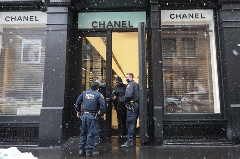 new york post chanel robbery|Video shows chaotic daytime robbery at NYC Chanel store .